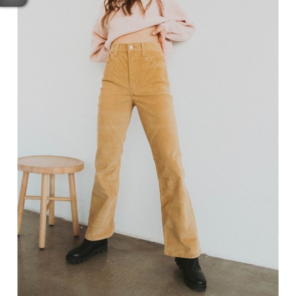 Levi's® Premium RIBCAGE BOOTCUT CORDUROY PANTS - Picture 4 of 15